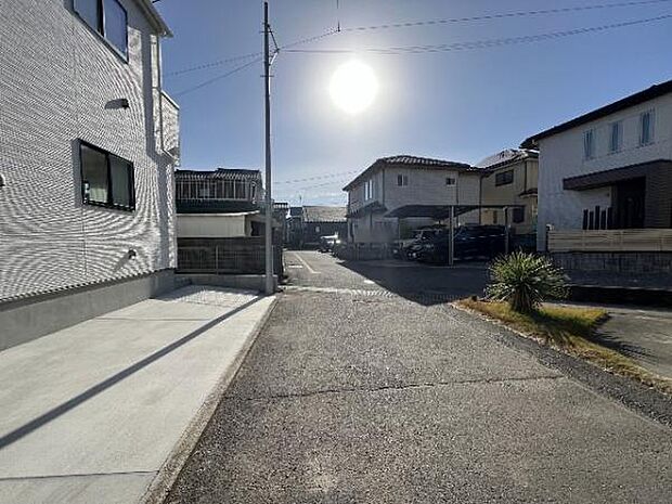 前面道路を含めた現地写真です。
