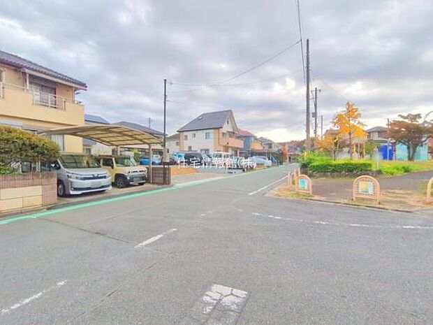 前面道路を含めた現地写真です。