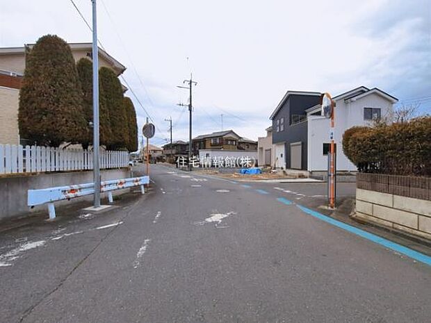 前面道路を含めた現地写真です。