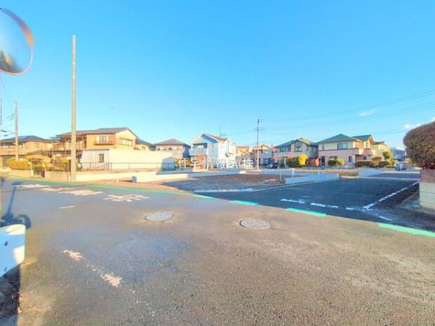 前面道路を含めた現地写真です。