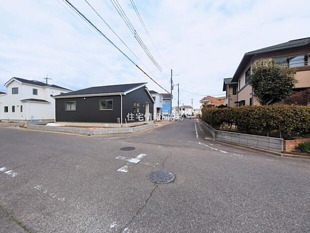 前面道路を含めた現地写真です。