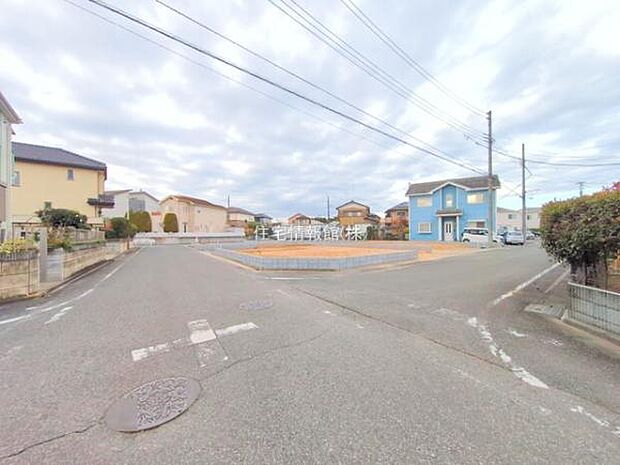 前面道路を含めた現地写真です。