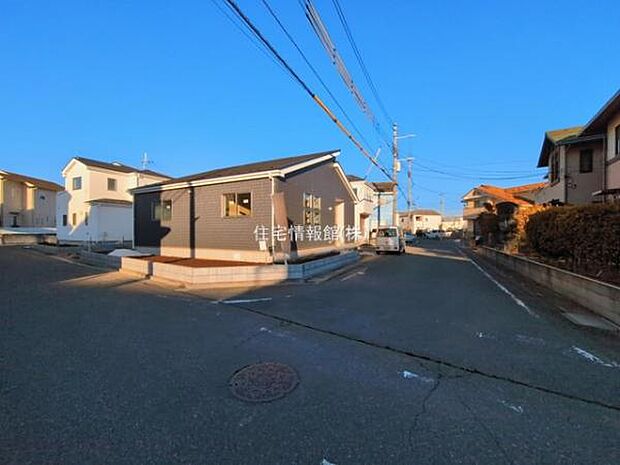 前面道路を含めた現地写真です。