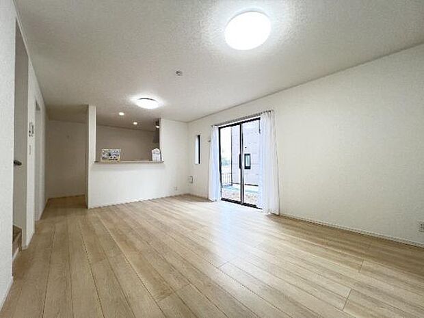 明るい日差しが入る風通しの良いリビングです。