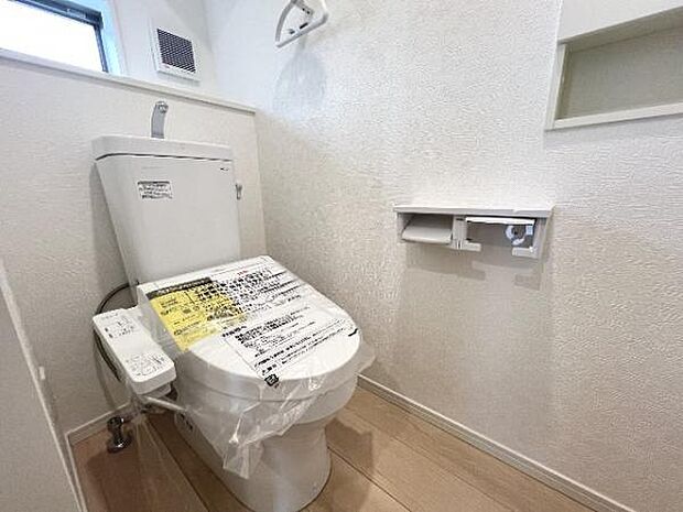 シャワー洗浄機能付のトイレは、清潔感が印象的な空間ですね。