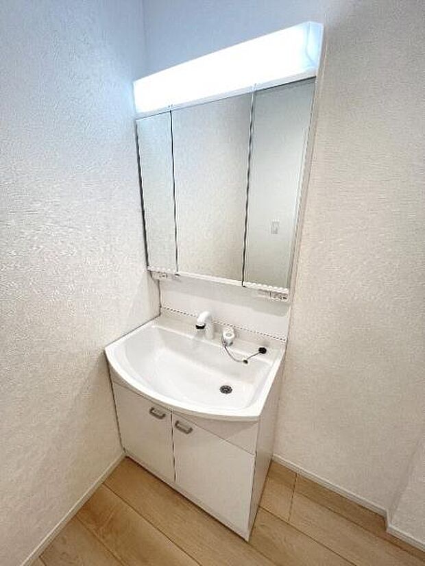 シャワー付き洗面化粧台です。手軽にシャンプーができ、お掃除もしやすいですね。