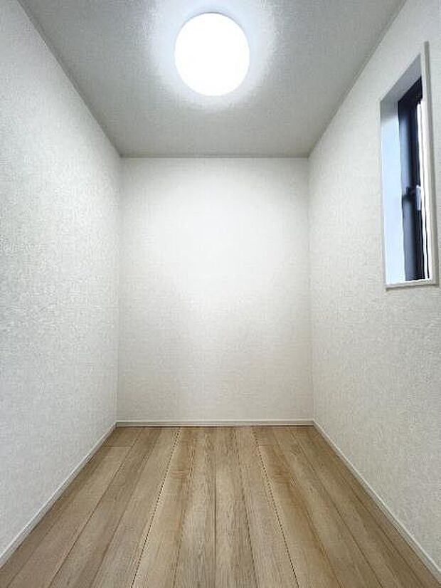 ウォークインクローゼットがあり収納スペースも豊富。季節物もスッキリ片付きそうです。