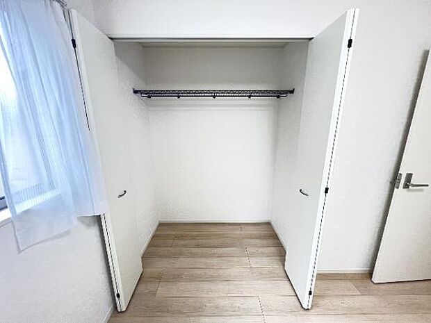 中の物を確認しやすく、取り出しやすい収納スペース。お部屋を広々とお使いいただけます。