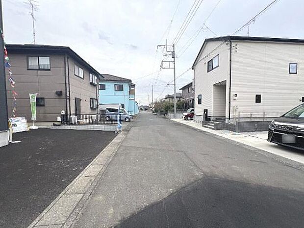 前面道路を含めた現地写真です。