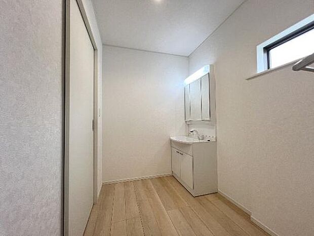 快適で清潔感がある脱衣スペースです。