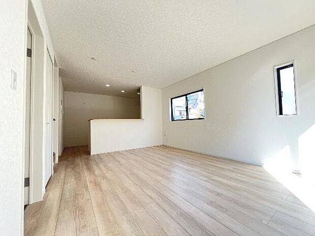 明るい日差しが入る風通しの良いリビングです。