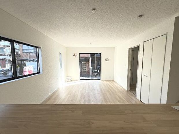 キッチンからリビングが見渡せ、お料理中もご家族の様子を見守れます