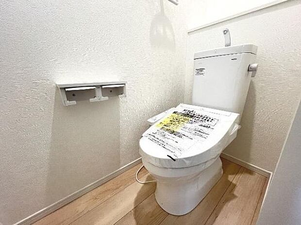 シャワー洗浄機能付のトイレは、清潔感が印象的な空間ですね。