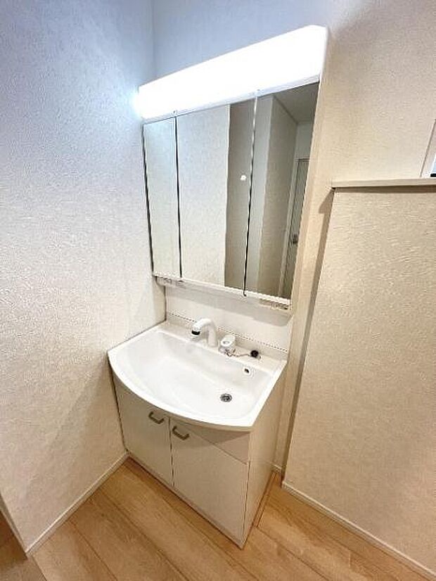 シャワー付き洗面化粧台です。手軽にシャンプーができ、お掃除もしやすいですね。