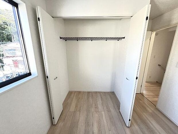 いつでもお部屋をスッキリお使い頂ける収納スペースを設置。