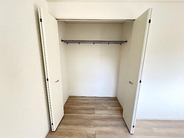 中の物を確認しやすく、取り出しやすい収納スペース。お部屋を広々とお使いいただけます。