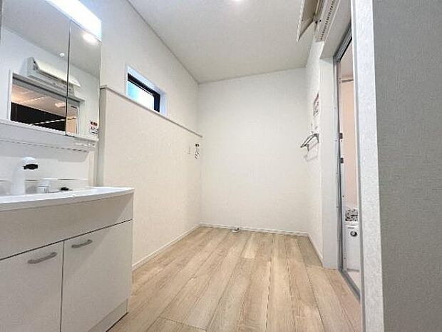 快適で清潔感がある脱衣スペースです。