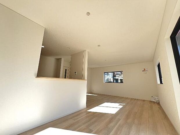 暖かな日差しが差し込むリビングダイニングです。