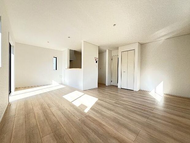 明るい日差しが入る風通しの良いリビングです。