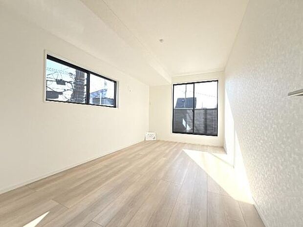 明るい広々とした主寝室でご家族ゆっくりお休みになれますね。