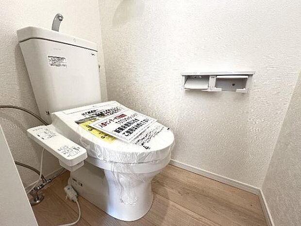 シャワー洗浄機能付のトイレは、清潔感が印象的な空間ですね。