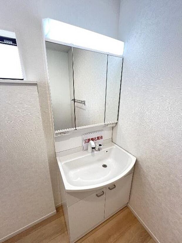 シャワー付き洗面化粧台です。手軽にシャンプーができ、お掃除もしやすいですね。