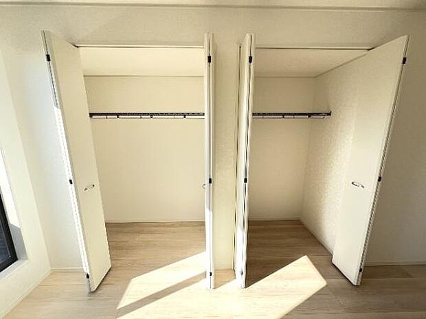 いつでもお部屋をスッキリお使い頂ける収納スペースを設置。