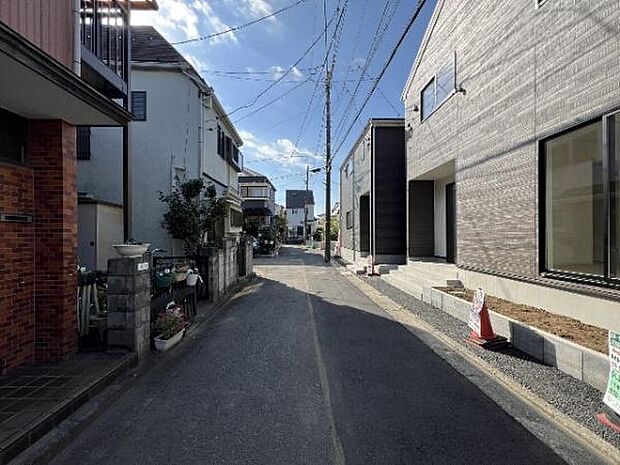前面道路を含めた現地写真です。