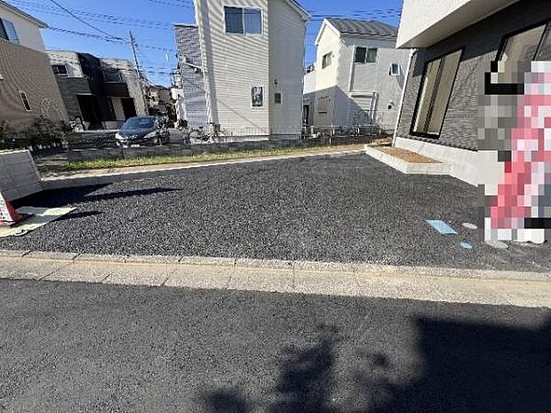 駐車場です。前面道路との高低差も少なく、スムーズに出入りできます。