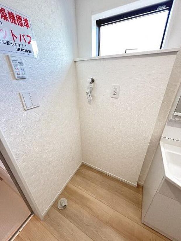 独立洗面台の横にはランドリースペースがございます。