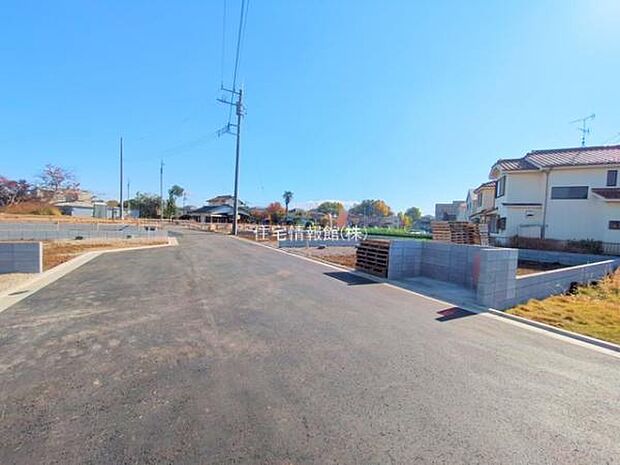 前面道路を含めた現地写真です。