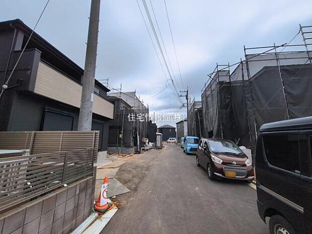 前面道路を含めた現地写真です。