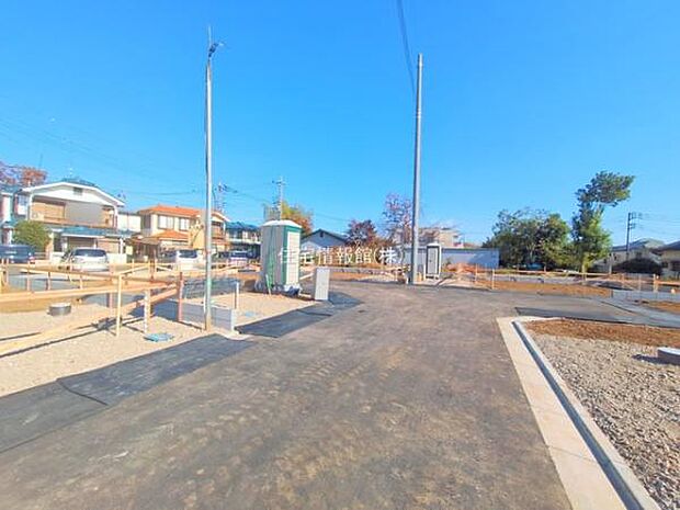 前面道路を含めた現地写真です。