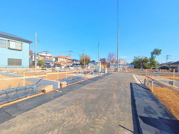 前面道路を含めた現地写真です。