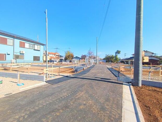 前面道路を含めた現地写真です。