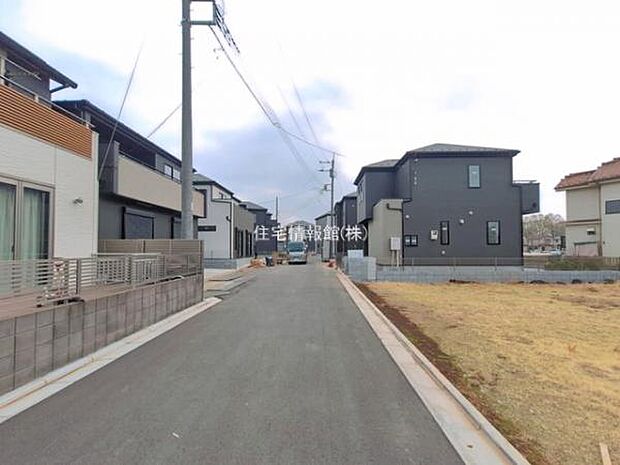 前面道路を含めた現地写真です。