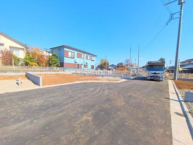 前面道路を含めた現地写真です。