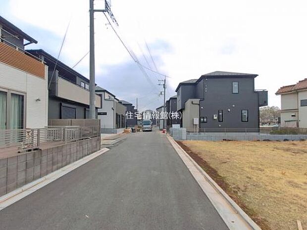 前面道路を含めた現地写真です。