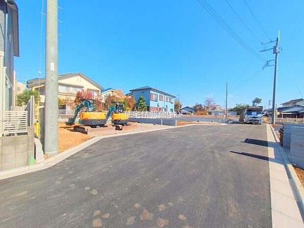 前面道路を含めた現地写真です。