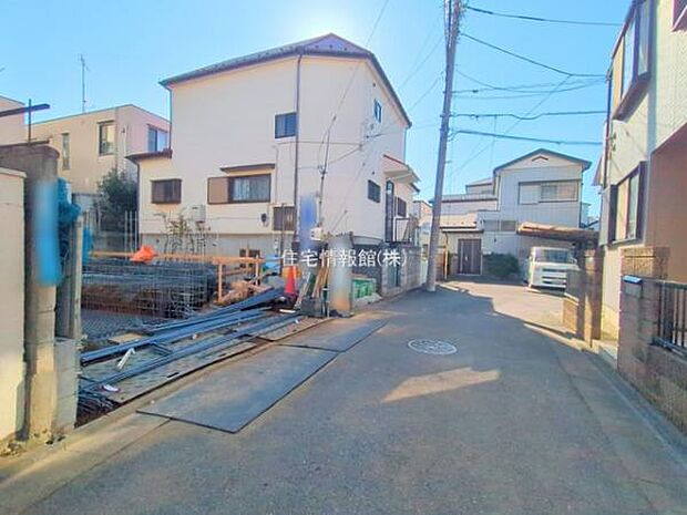 前面道路を含めた現地写真です。