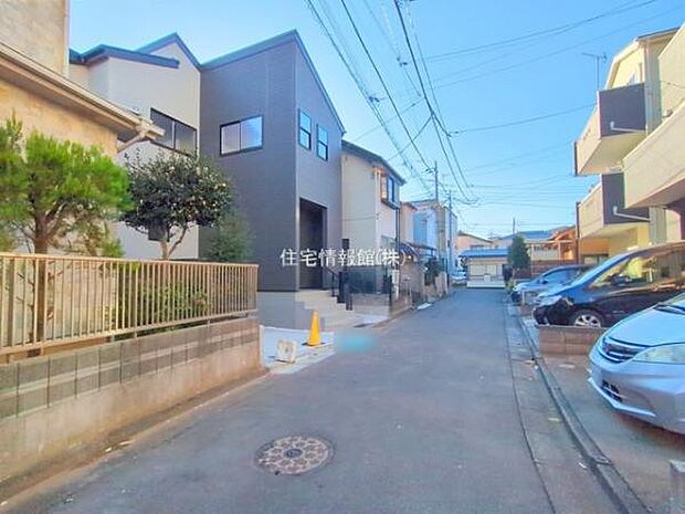 前面道路を含めた現地写真です。