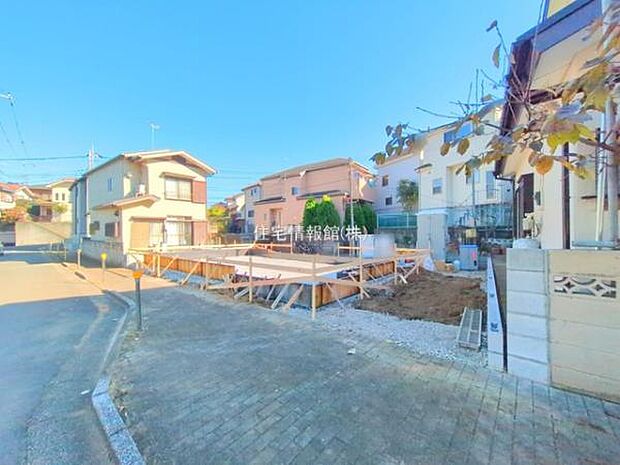 前面道路を含めた現地写真です。