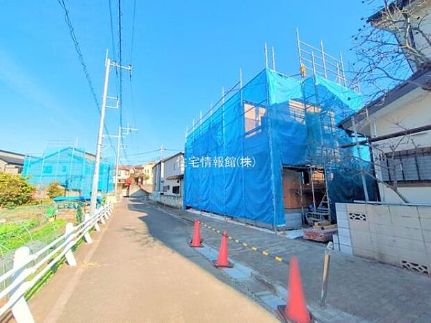 前面道路を含めた現地写真です。