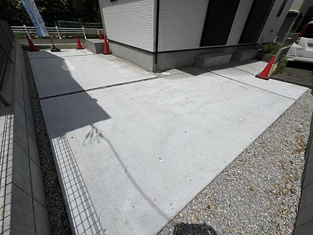 駐車場ももちろん完備しておりますのでお車所有の方にも心強いです。