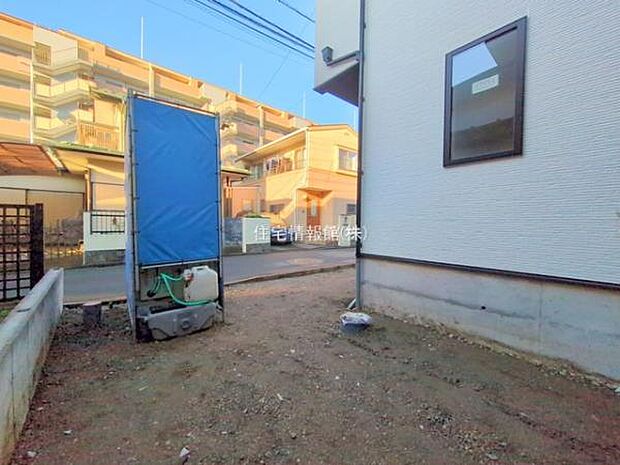 前面道路を含めた現地写真です。