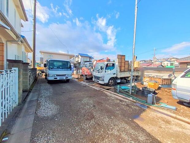 前面道路を含めた現地写真です。