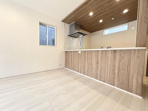 ご家族でゆったり食事が楽しめるダイニングスペースです。