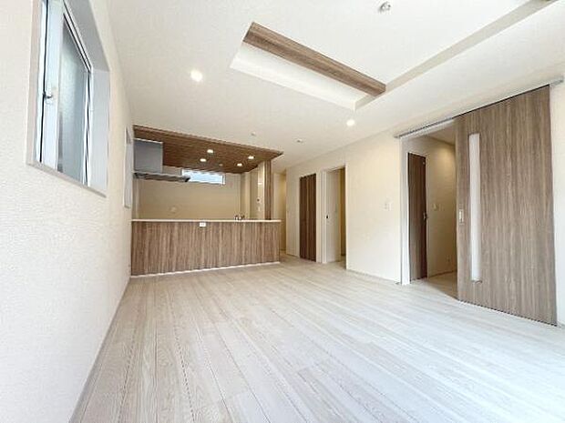 明るい日差しが入る風通しの良いリビングです。