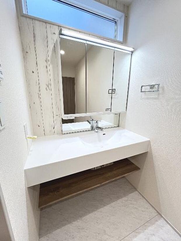 シャワー付き洗面化粧台です。手軽にシャンプーができ、お掃除もしやすいですね。