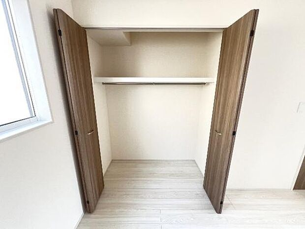 いつでもお部屋をスッキリお使い頂ける収納スペースを設置。